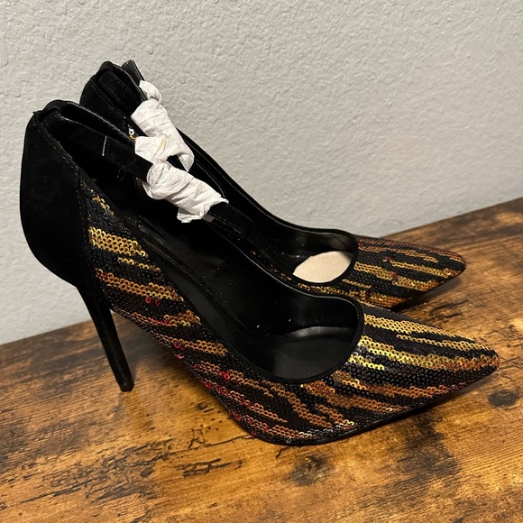 ‼️BRAND NEW‼️Gold/Black sequins detailed pump - Picture 3 of 6